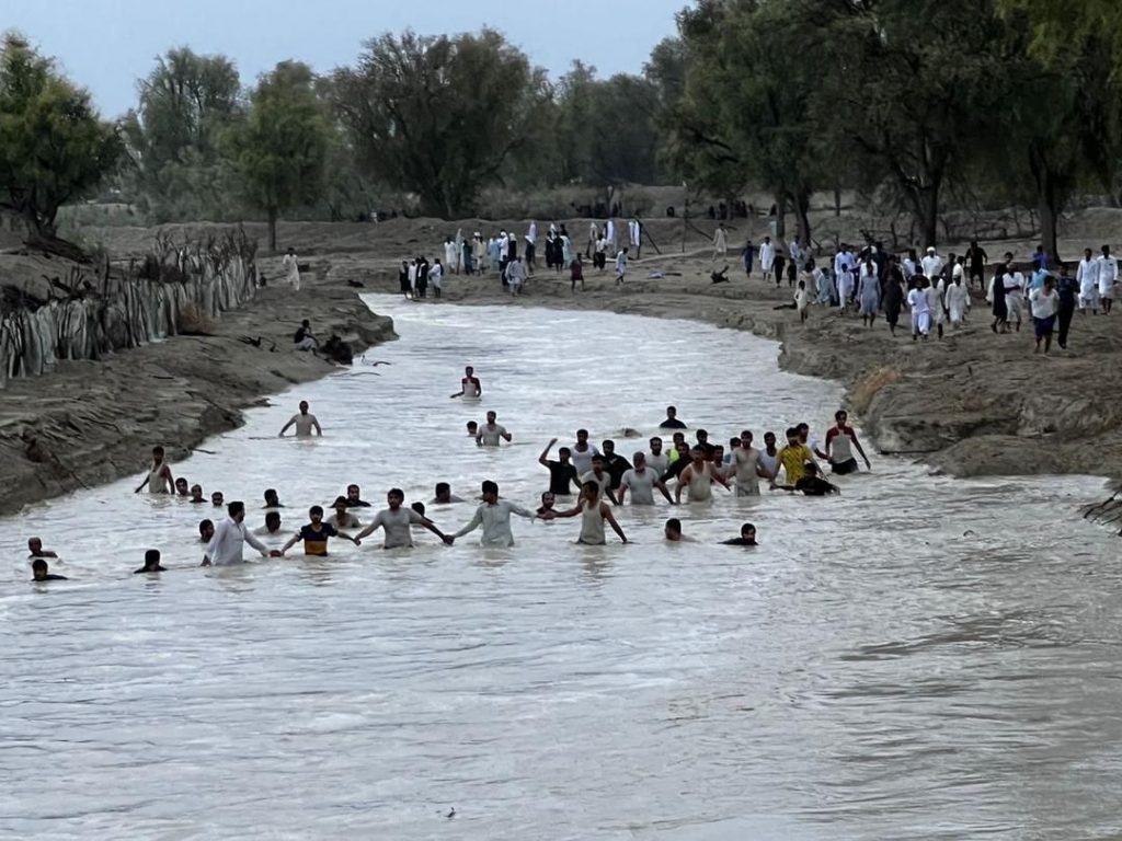 سقوط یک کودک بلوچ در رودخانه کاروان