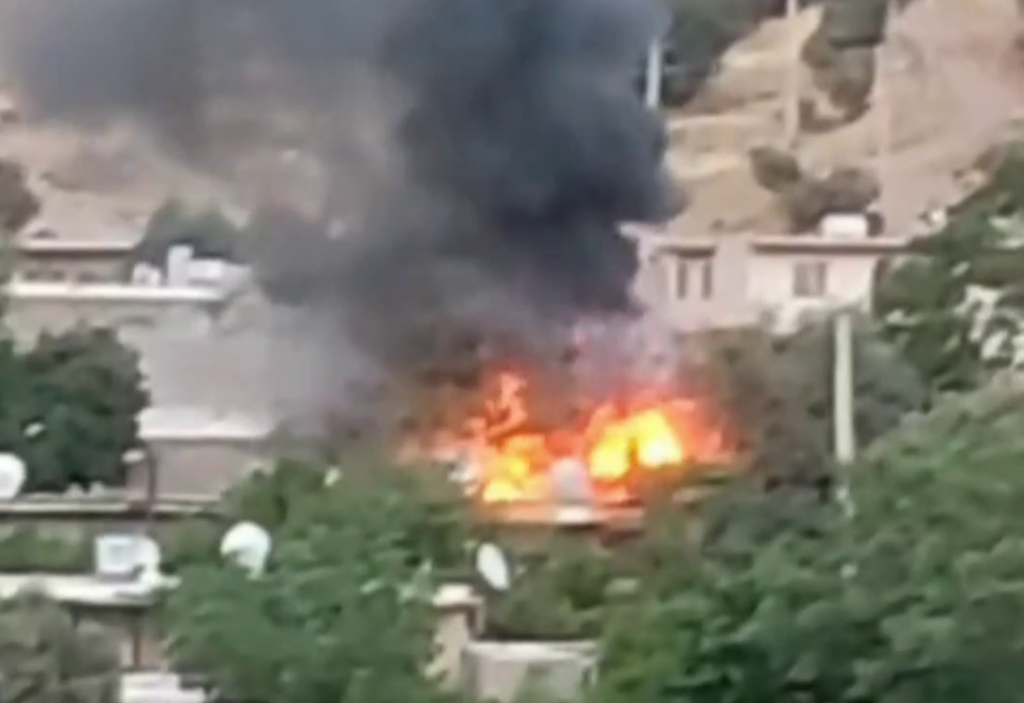 انفجار خودروی سوختبران در پاوه ٣ زخمی برجای گذاشت+ویدیو