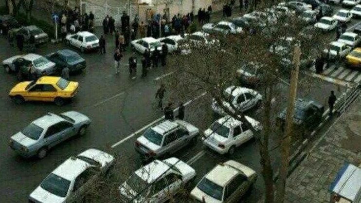 نیروهای اطلاعاتی از تاکسی آژانس و خودروهای توقیف شده در سقز edited