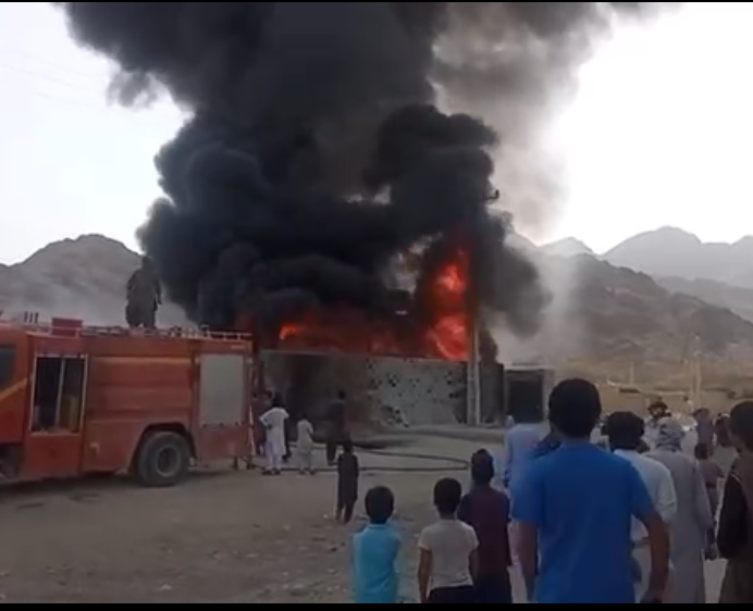 آتش‌سوزی در محل دپوی سوخت در سراوان+ویدیو