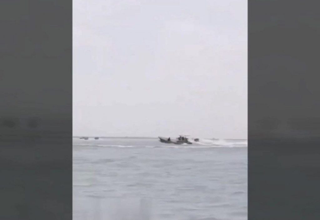 ضبط قایق سوختبران و ضرب و شتم آن‌ها توسط نیروهای دریابانی+ویدیو