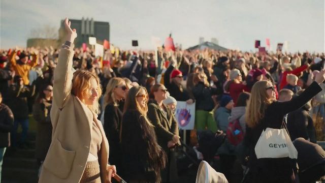 اعتصاب هزاران کارگر زن در ایسلند در اعتراض به شکاف ۲۰ درصدی مزد/ نیمی از زنان ایسلندی تجربه آزار در محیط کار دارند