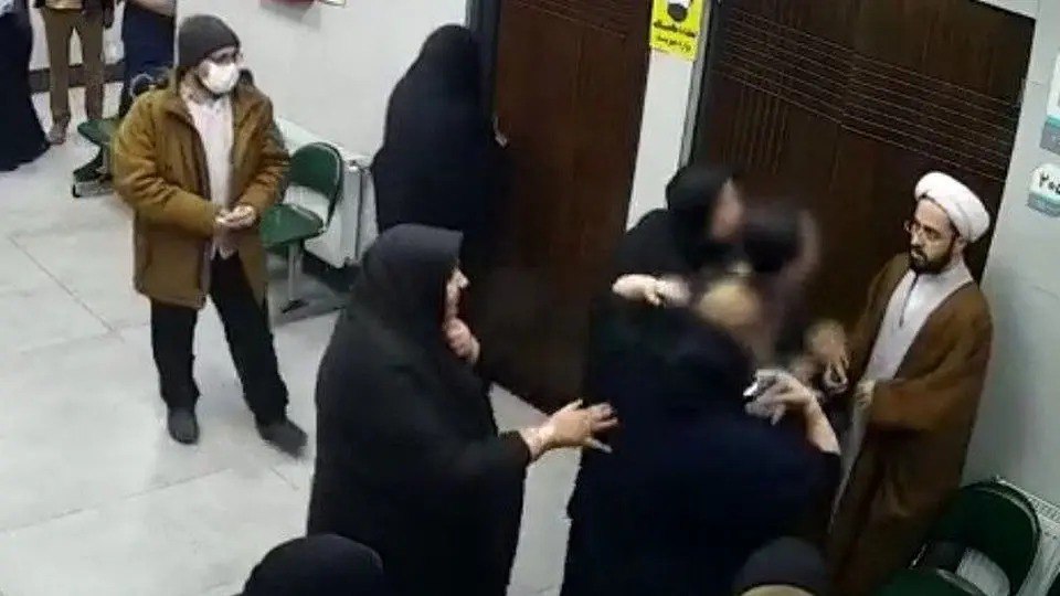 جدال زنان آزادپوش با رژیم خشک اندیش و مستبد وسعت میگیرد