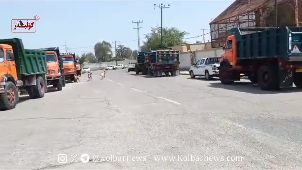دشتیاری؛ تجمع کامیون داران در مقابل فرمانداری شهرستان دشتیاری به دلیل کاهش سهمیه سوخت